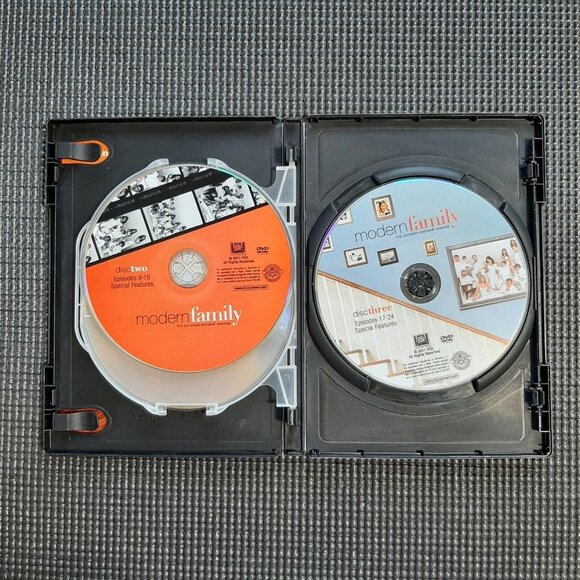 Modern Family: Season 2 - DVD - 3-Disc Set, 24 Episodes - Picture 4 of 4